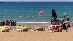 Alanya'da rüzgar şemsiyeyi uçurdu, tatilciler korku dolu anlar yaşadı