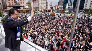 Dikkat çeken kare! İmamoğlu, Rize'de halkı selamlarken Cumhurbaşkanı Erdoğan'ın posteri de kadraja girdi