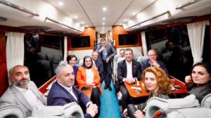 Ekrem İmamoğlu'nun gazetecilerle fotoğrafına ünlülerden art arda tepkiler: Ben bu otobüsten inerim arkadaş