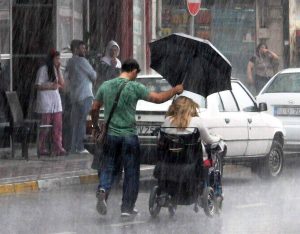 Engelli arabasıyla yağmura yakalanan eski milletvekili Bennur Karaburun'a şemsiye tutan Samet Ateş evlilik kararı aldı