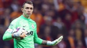 Galatasaray'ı ipten aldı! Fernando Muslera yıllar sonra bir ilke imza attı