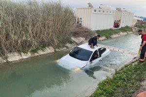 Kanala uçan otomobildeki 2 kişi yaralandı