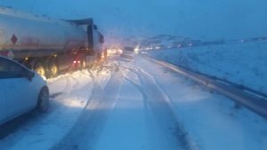 Mayıs ayında yağan kar sebebiyle yol trafiğe kapatıldı