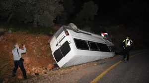 Muğla'da düzensiz göçmenleri taşıyan minibüs devrildi