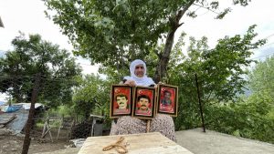 Şehit annesi, Anneler Günü'nü, 3 evladının kucağına sığdıramadığı fotoğraflarına bakarak geçiriyor