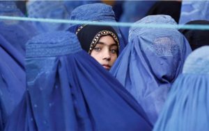 Taliban'dan Kadınlara Yeni Yasak: Halka Açık Yerlerde Burka Giymek Zorunlu Oldu