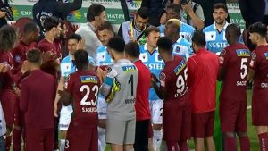 Trabzonspor, Hatay'da coşkuyla karşılandı! Futbolcular sahaya çıkarken rakip takım tarafından alkışlandı