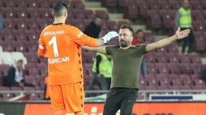 Trabzonspor taraftarı, Hatay'da sahaya daldı! Uğurcan Çakır'a sarılmak için metrelerce koştu