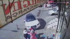 Yürekleri ağza getiren kaza: 1'i bebek 3 kişiyi ezdi